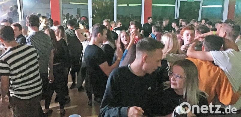 Aus der gesamten Region strömten am Freitag die Partybesucher nach Kirchenthumbach. Seit 15 Jahre wirkt &quot;Dumba bebt&quot; wie ein Magnet. Bild: ü