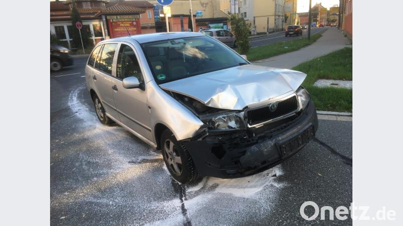 Vermutlich wegen Trunkenheit am Steuer sind am Montagabend auf der Nikolaistraße in Weiden zwei Autos kollidiert. Bei dem Unfall wurde eine Frau leicht verletzt. Bild: Gustl Beer