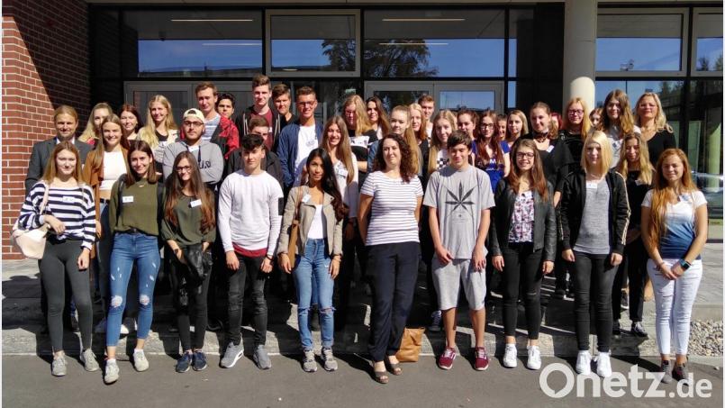 Die Schüler der Berufsfachschule für Hotel- und Tourismusmanagement Wiesau mit Justine Mletzko (Mitte) sowie den Lehrkräften Anja Wriedt-Wiesend (rechts) und André Putzlocher (links). Bild: exb