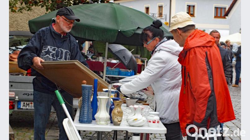 „Alles was das Herz begehrt“ gab es auch an den Ständen beim Flohmarkt. Bild: sön