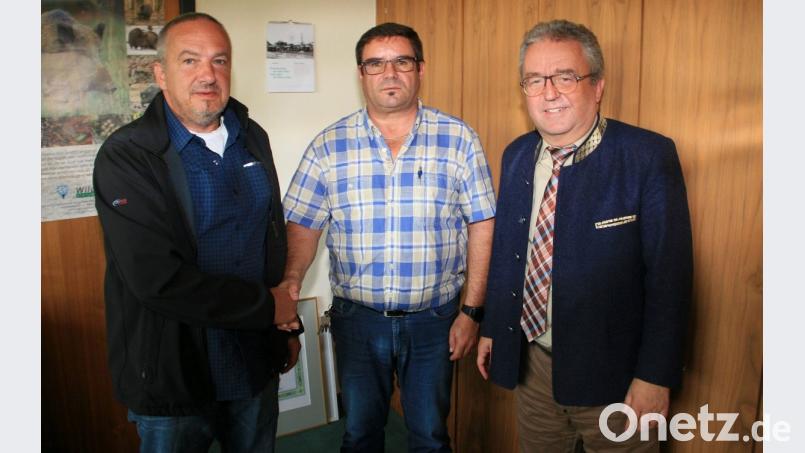 Die Unstimmigkeiten sind ausgeräumt: Bäckermeister Ernst Hechtl (links) und Vereinskartellvorsitzender Michael Klarner (Mitte) reichen sich die Hand. Bürgermeister Toni Dutz (rechts) ist erleichtert. Bild: wro