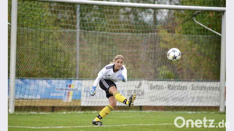 Abschlag durch Julia Purschke vom TSV Theuern. Die Torhüterin der Vilspanther ließ sich auch beim 4:0-Sieg in Eicha nicht bezwingen. Theuern rangiert mit 9:0 Toren und 10 Punkten hinter Tabellenführer FC Ezelsdorf auf Platz zwei der Landesliga Nord. Bild: Ziegler