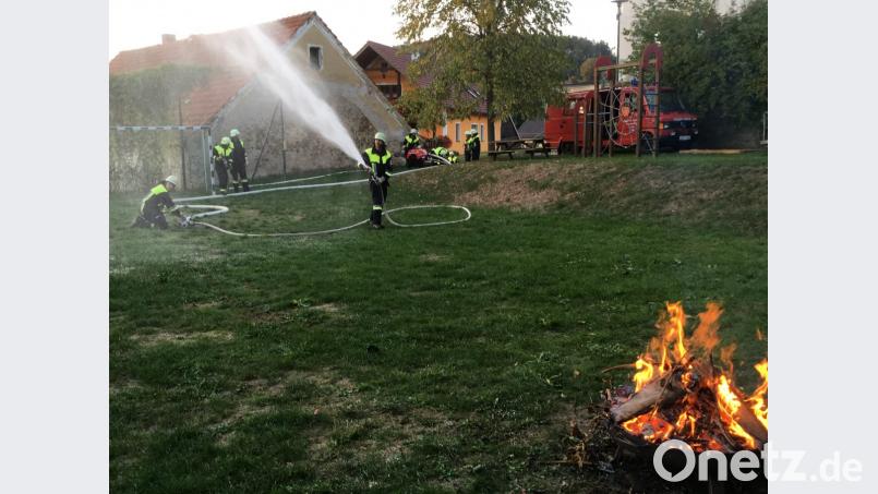 Der fiktive Gebüschbrand neben der Unterauerbacher Kirche war durch das gute Zusammenspiel der beteiligten Feuerwehren schnell unter Kontrolle. Bild: ga