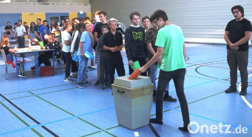 Einen realistischen Wahltag erlebten die Schüler der Mittelschule in der Turnhalle. Wahl- und Stimmzettel sowie Wahllokal, Urnen und Wahlkabinen gaben ihnen einen realen Einblick. Bild: weu