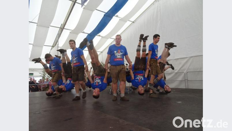 Da standen die Kirwa-Burschen Kopf. Der Auftritt im Festzelt machte ihnen riesig Spaß. Bild: hm