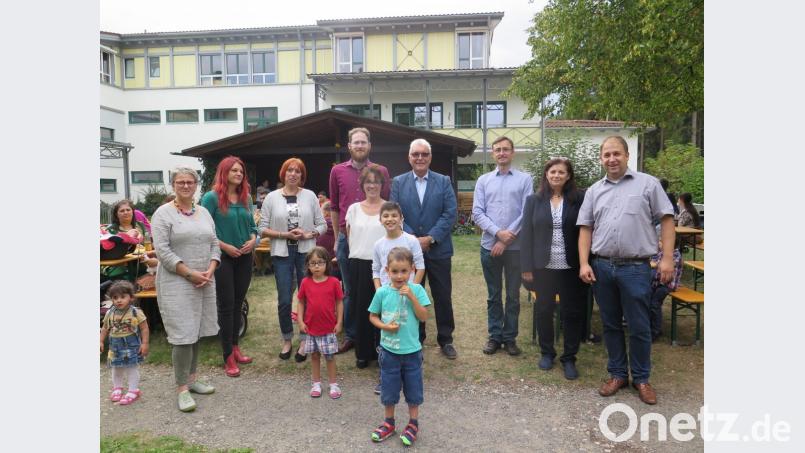 Kinderdorfleiter Holger Hassel (rechts) freut sich, Regina Kestel, David Runschke, Josef Hecht, Anita Heindl, Stefan Hartung, Jutta Deiml, Jessika Wöhrl Neuber und Heidrun Schelzke-Deubzer (von rechts) beim Flüchtlingshelfer-Fest im SOS-Kinderdorf begrüßen zu können. Bild: jzk