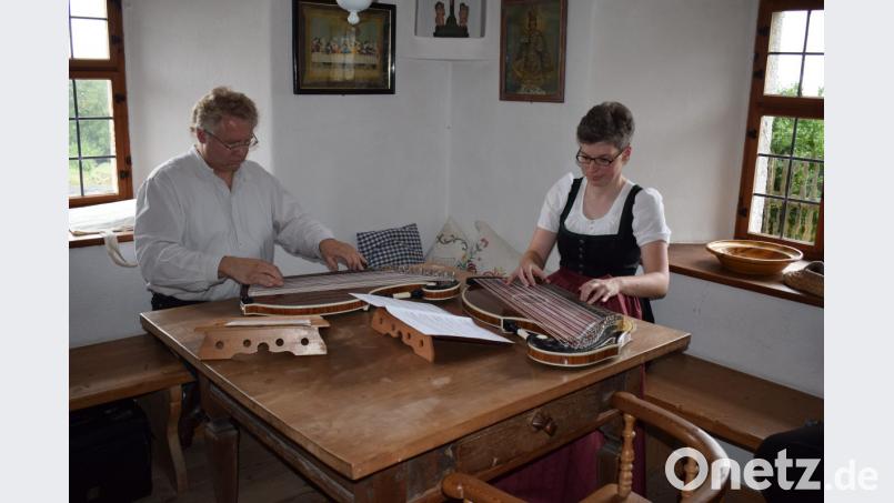 Christoph Schwarzer hat sich nicht nur als Organisator ausgezeichnet. Als "Zitherduo Schönsteiner/Schwarzer" bewies er auch seine Virtuosität auf der Zither. Bild: bnr