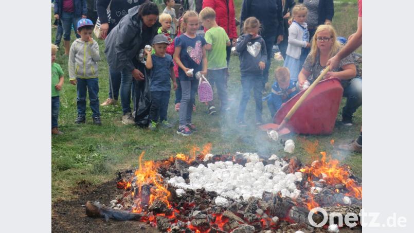 Im Feuer bruzzeln die Kartoffeln. Bild: adj