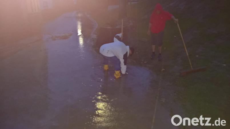Bereits am späten Sonntag begannen die Ottengrüner mit den Aufräumarbeiten. Bild: exb