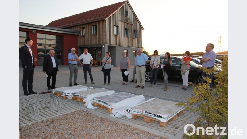 Die Gutenecker Gemeinderäte begutachteten die Muster, die für die Gehwege in der Hofmarkstraße in Frage kommen. Bild: ral