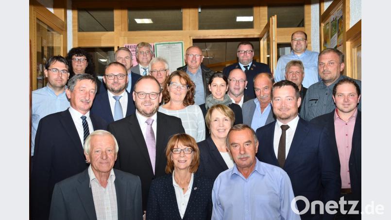 Mit Ehrengästen aus beiden Ländern feiern Rozvadov und Waidhaus ihre 25-jährige Partnerschaft. Senator Miroslav Nenutil aus Stribro und Landrat Andreas Meier (Dritter und Siebter von links) unterstreichen den Stellenwert der Zusammenarbeit über die Grenze hinweg. Bild: fjo