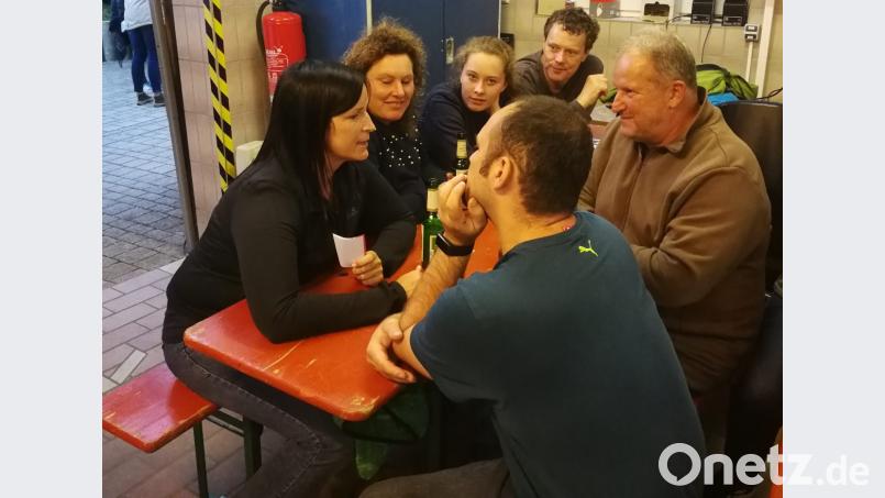 Gäste des Schlauchturmfestes der Feuerwehr Lintach. Bild: gto