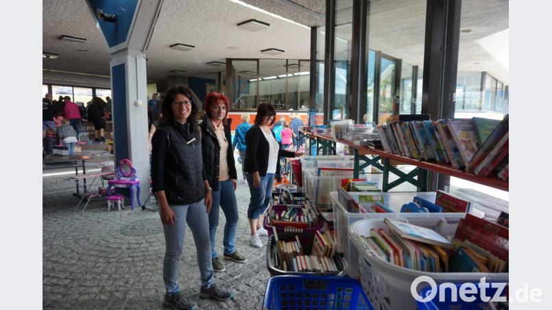 Die Organisatorinnen Sandra Irlbacher, Ina Weinfurtner und Carina Maier (von links) freuten sich über den großen Andrang beim Basar. Bild: eib