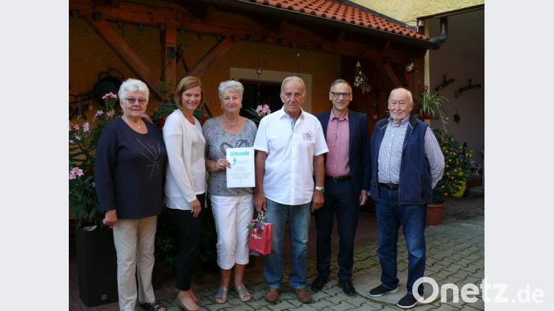 Von links Christa Weißenfels, Inge Frank, Inge und Karl Keck, Bürgermeister Bernd Sommer und Konrad Kraus. Bild: kgg