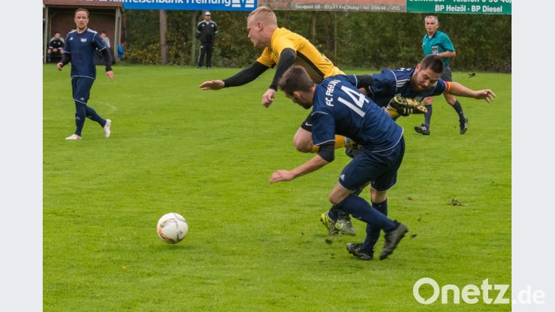 Freihungs Nr 14 Tobias Schmidt holt die Nr 14 Daniel Seegräber von Seugast vor den Augen des Unparteiischen Siegmund Weber von den beinen und sieht dafür Gelb Bild: chl