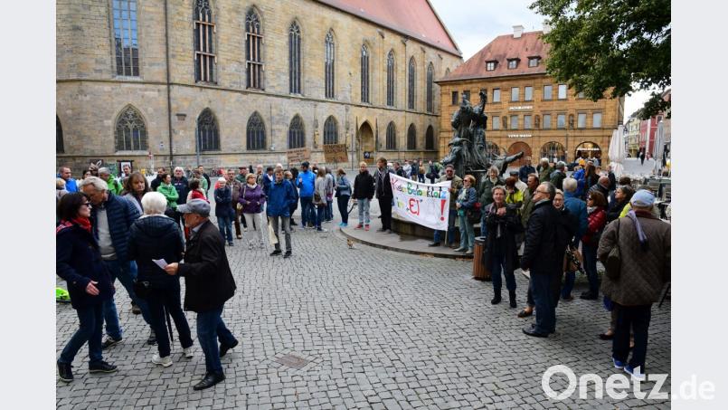 Mit Transparenten zeigen am Montagabend die Flashmob-Teilnehmer auf dem Marktplatz den Stadträten ihre Meinung zum Bauvorhaben auf dem Bürgerspitalgelände. Bild: Petra Hartl