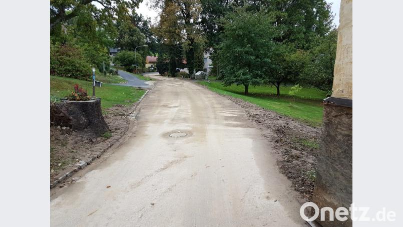 Die Ortsdurchfahrt ist am Morgen bereits grob von den Schlammmassen befreit. Bild: exb