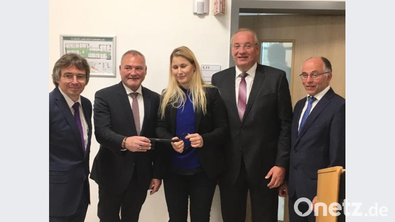 Über die Eröffnung des neuen psychiatrischen Pflegeheims freuen sich (von links) Medbo-Chef Helmut Hausner, Heimleiter Oswald Oberndorfer, Architektin Angelikas Greßmann, Bezirkstagspräsident Franz Löffler und stellvertretender Landrat Albert Nickl. Bild: phs