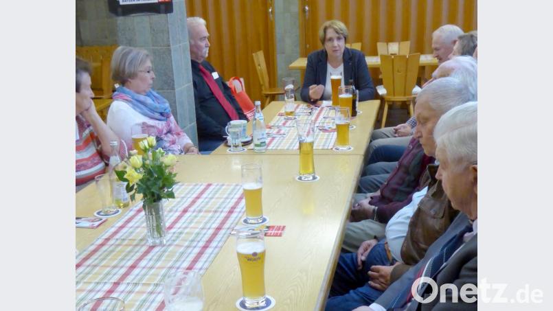 Annette Karl stellt sich dem SPD-Ortsverein Pirk mit Vorsitzendem Karl Kick (Dritter von links) "auf ein Wort". Bild: fsb