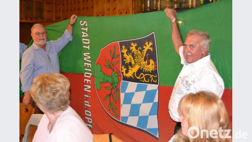 45 Jahre ist der gebürtige Weidener, Stabskapitänleutnant a.D. Reinhold &quot;Toni&quot; Thoms beim Bayerischen Soldatenbund. Bei der Feier im Gasthof Dagner bekam er von &quot;7er&quot;- Ehrenmitglied Josef Mages eine riesige Fahne seiner Heimatstadt. Bild: hcz