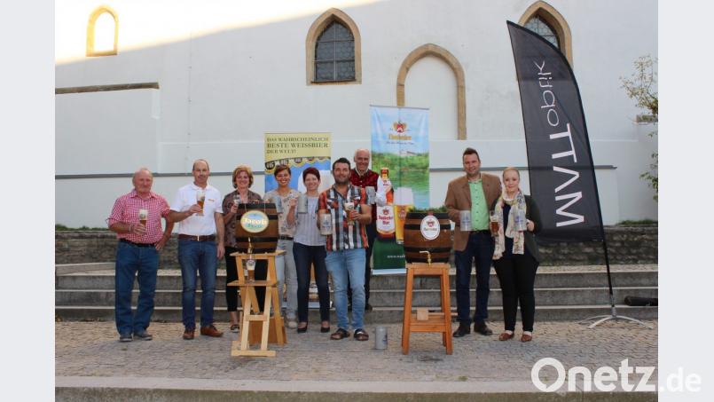Die Organisatoren tranken auf den Erfolg der Neunburger Wiesn. Bild: pko