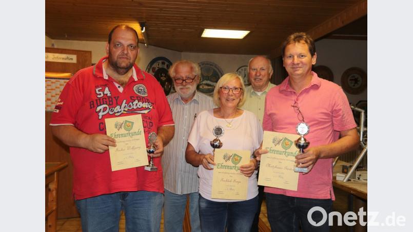 Die Sieger stehen fest (von links): Wolfgang Fischer, Schützenmeister Reinhold Brandl, Sonja Tischlak, Schießleiter Leo Kurz und der König Günter Mutzbauer. Bild: mfh