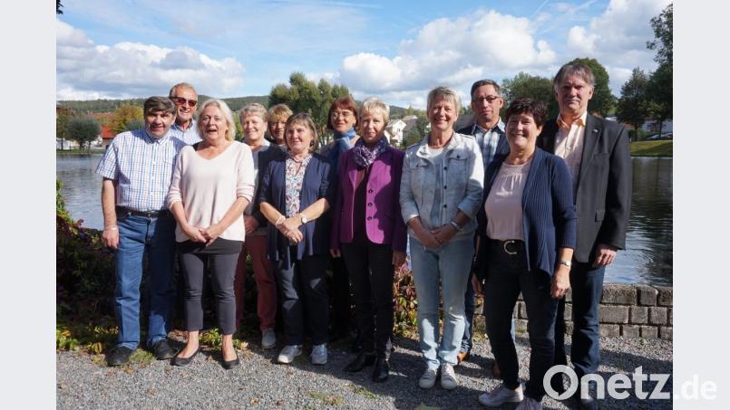 Für den Schülerjahrgang 1953/1954 ging es 1960 in die Schule. Nach 50 Jahren Schulabschluss freuten sich alle über das gemeinsame Treffen. Bild: eib