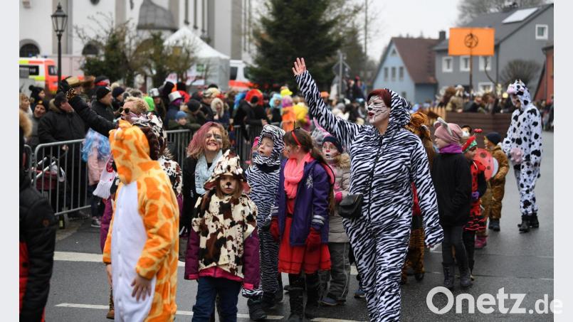 Faschingszug in Schnaittenbach 2018: Seit vielen Jahren geht der Gaudiwurm dort sonntags über die Bühne. Geht es nach den Initiatoren, dann soll er künftig am Samstag stattfinden. Bild: brü