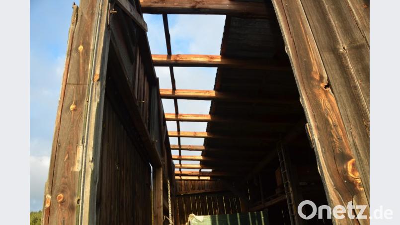 Freier Blick in den Himmel. Die unweit daneben befindliche Scheune wurde ebenfalls in Mitleidenschaft gezogen und die erste Reihe der Eternitplatten abgedeckt. Bild: dob