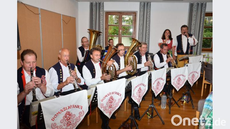 In einer genialen Besetzung sorgt die böhmische Kapelle „Domazlicanka“ für die passende musikalische Umrahmung. Bild: fjo