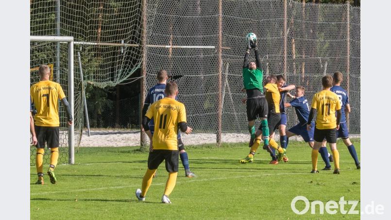Ob es an der Freihunger abschlussschwäche lag oder am gut haltenden Seugaster Schlussmann? Michael Jakusevic rettete das Unentschieden für die in der zweiten Hälfte in Unterzahl spielenden Gastgeber mehr als einmal. Rangeleien, wie im Hintergrund zu sehen gab es im Derby gerade in der zweiten Spielhälfte zuhauf. Bild: chl