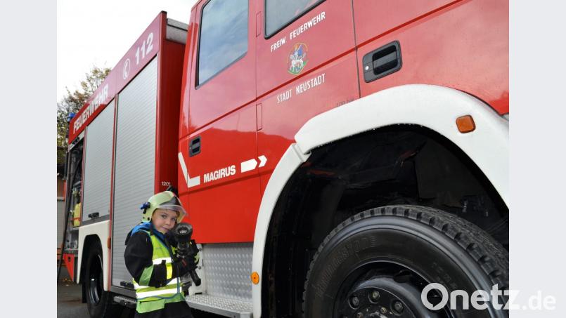 Franz Leopold testet schon mal die Gerätschaften der Neustädter Wehr. Ab Samstag kann er dann ein Auto für seine Größe bedienen. Bild: dse