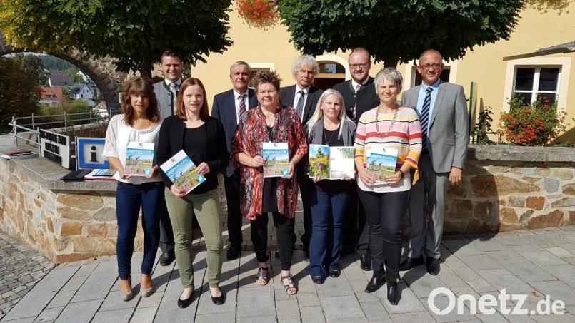 Die Mitglieder des Lenkungsausschusses der Tourismusgemeinschaft Oberpfälzer Wald – zu dem (hinten, von links) der Schwandorfer Landrat Thomas Ebeling, der Weidener Oberbürgermeister Kurz Seggewiß, der Tirschenreuther Landrat Wolfgang Lippert und der Neustädter Landrat Andreas Meier zählen – präsentierten ihre Ideen für die Zukunft und das kürzlich erschienene „Radmagazin Oberpfälzer Wald“. Bild: Dotzler