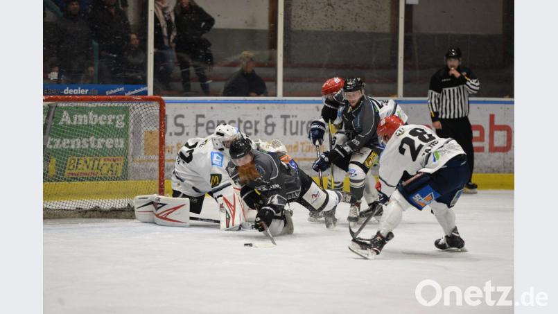 Erst vor dem Tor gestrauchelt, dann drückte Andreas Hampl (Mitte) den Puck dann doch noch über die Torlinie zum 8:4-Endstand im Vorbereitungsspiel gegen den ERV Schweinfurt. Bild: brü