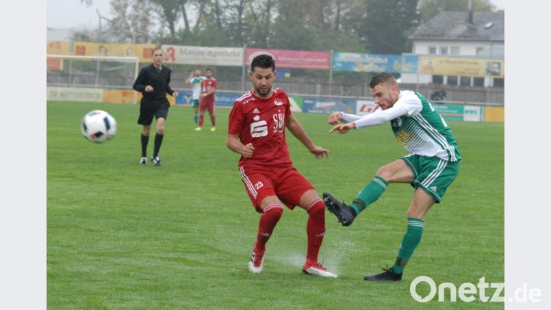 Da war die Welt für den SV Mitterteich noch in Ordnung: In der 20. Minute erzielte Justin Wagner (rechts) das 3:1, doch am Ende zogen die Stiftländer gegen den FC Coburg mit 3:5 den Kürzeren. Bild: Rudi Gebert