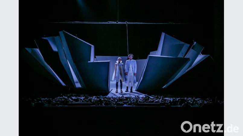 In der Inszenierung von Julia Prechsl am Theater Regensburg kommen sie nicht zusammen: Das Käthchen von Heilbronn (Inga Behring) und Graf Friedrich Wetter vom Strahl (Jonas Hackmann). Bild: Jochen Quast