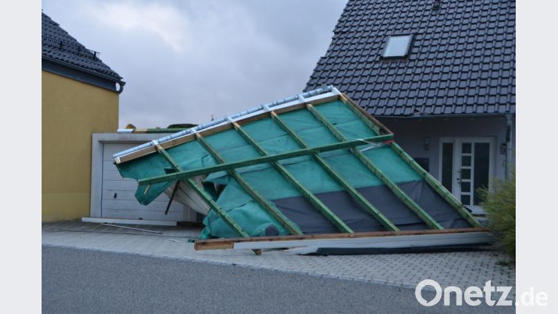 In der Vohenstraußer Haunoldstraße fuhr der Sturm unter ein Garagendach und hebelte es regelrecht aus. Bild: dob