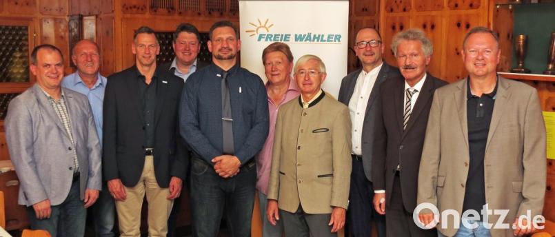 FW-Kandidatenvorstellung für die Stimmkreise Weiden und Tischenreuth (von links): Oswald Lingl, Thomas Riedel, Bernhard Schmidt, Tobias Groß, Weidens Stadtrat Rainer Sindersberger, Karl Meier sowie von der FW Weiden stellvertretender Vorsitzender Peter Leitermann, Vorsitzender Bernhard Schlicht und Stellvertreter Bernhard Herzog. Bild: Dobmeier