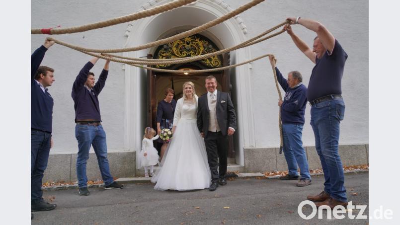 Die Seilzieher der Fahrenbergauswahl stehen nach der Trauung Spalier am Kirchenportal. Bild: fvo