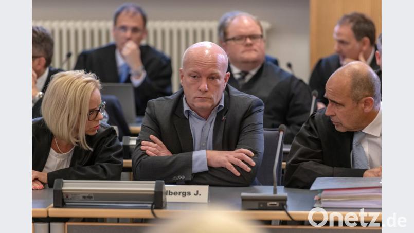 Joachim Wolbergs, der suspendierte Oberbürgermeister von Regensburg, sitzt im Gerichtssaal des Landgerichts zwischen seinen Verteidigern Jutta Niggemeyer-Müller und Peter Witting. Der 47-Jährige muss sich vor dem Gericht wegen Vorteilsannahme und Verstoß gegen das Parteiengesetz verantworten. Bild: Armin Weigel/dpa