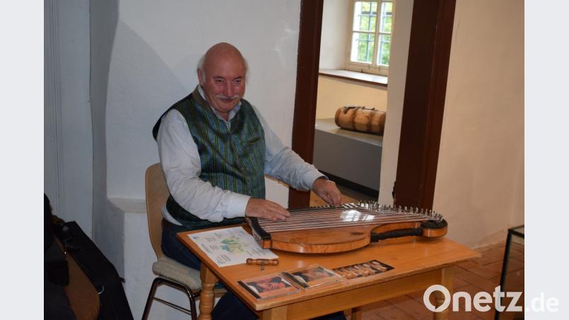 Gerhard Wunderlich war als Zitherspieler und Erzähler gleichermaßen gefragt. In der Rauberweihermühle war er ständig umlagert. Bild: bnr
