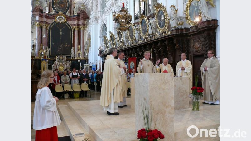 Geistlicher Beirat Alois Möstl feierte den Gottesdienst in Konzelebration mit weiteren Seelsorgern. Zweiter von links Stadtpfarrer Thomas Vogl. Bild: kgg