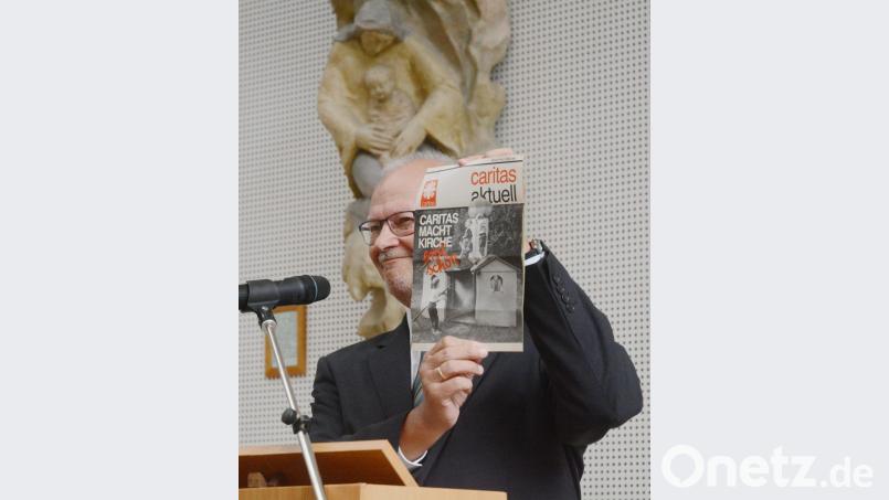 Für seine Abschiedsrede hatte Bernhard Uhl ein altes Exemplar des Magazins &quot;Caritas aktuell&quot; mitgebracht. Er zitierte daraus den Titel &quot;Caritas macht Kirche erst schön.&quot; Bild: Gabi Schönberger