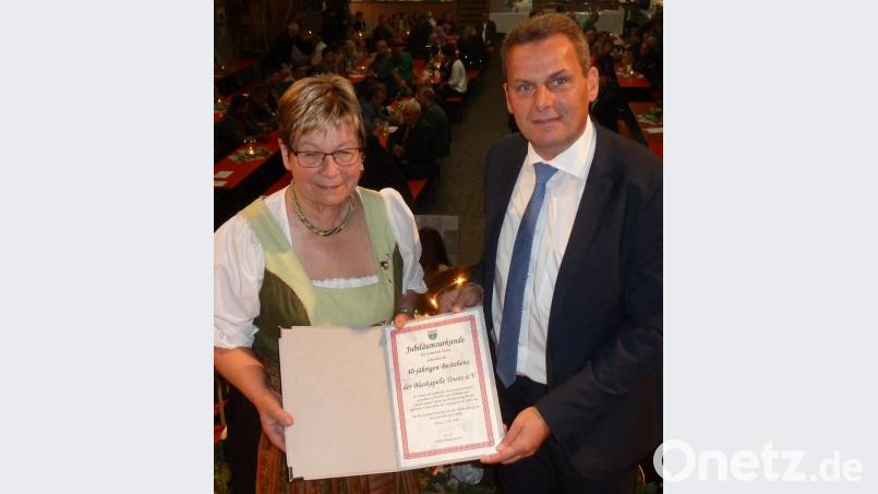 Bürgermeister Norbert Eckl überreicht an Vorsitzende Inge Sippl eine Jubiläumsurkunde. Bild: Portner