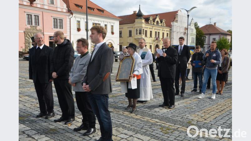 Die Pfarrwallfahrt nach Stribro/Mies wurde mit einer Prozession eingeleitet, bei der das Bild der "Schmerzhaften Muttergottes" in die Dekanalkirche getragen wird. Bild: dob