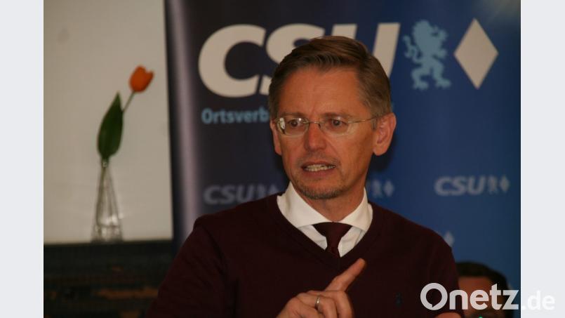 Tobias Reiß stellt sich den Fragen der Waldershofer. Bild: fpoz