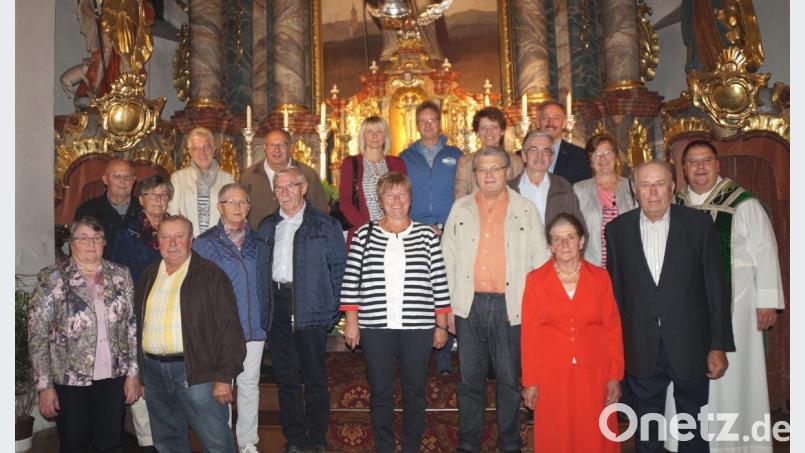 Zehn Jubelpaare feierten gemeinsam mit Pfarrer Markus Urban und der Gemeinde ihren Ehejubiläumsgottesdienst. Bild: weu