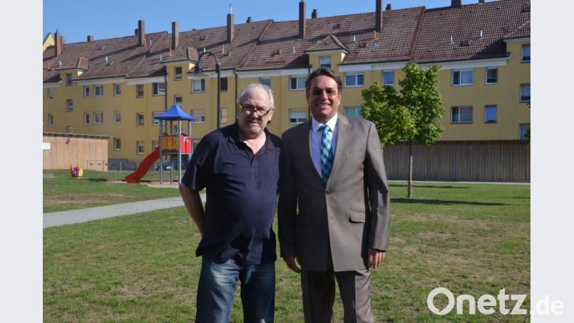 Norbert Welzl (rechts) und Norbert Leibl zeichnen für die Jubiläumsfeier am 29. September hier im Innenhofs des &quot;Heimgartens&quot; verantwortlich. Bild: Kunz
