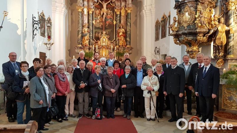 Die „Vereinigung Bruderschaft zum gegeißelten Heiland aus Steingaden“ besuchen erstmals die Wallfahrtskirche zum gegeißelten Heiland in Moosbach. Bild: gi