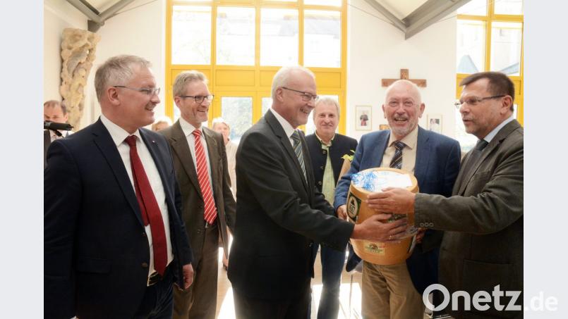 Ein Fassl zum Abschied: Bernhard Uhl (Dritter von links), hier mit Diözesan-Caritasdirektor Michael Weißmann (links) und Kreisverbands-Vorsitzendem Tobias Konze (Zweiter von links), freut sich bei seiner Verabschiedung über Geschenke, Danksagungen und Wünsche. Bild: Gabi Schönberger